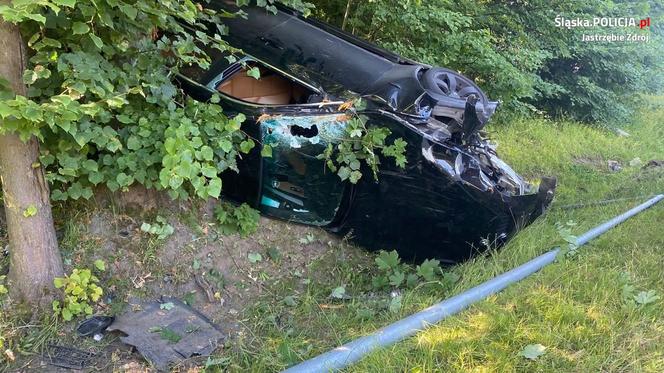 20-latek stracił panowanie nad BMW, wypadł z drogi i dachował