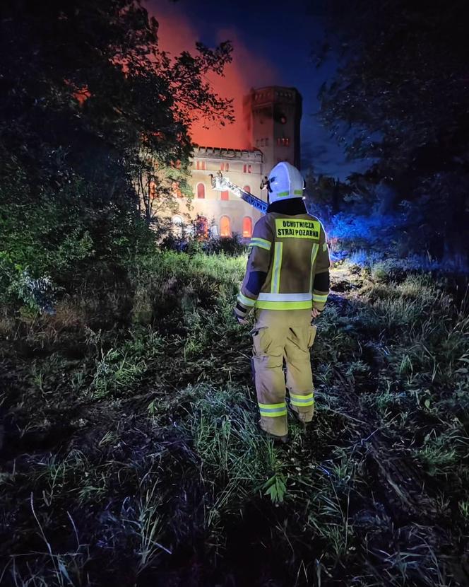 Pożar pałacu Stolbergów. Strażacy przez całą noc walczyli z ogniem 