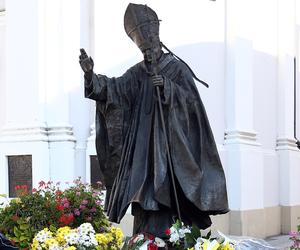Zniszczono pomnik Jana Pawła II. Wymowny napis, sprawca poszukiwany