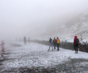 Tatrzańskie szczyty przykrył pierwszy śnieg! Warunki są trudne, ratownicy TOPR mówią, jak przygotować się do wyjścia w góry [GALERIA]