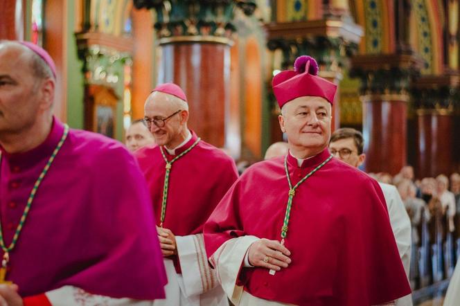 Kanoniczne objęcie diecezji sosnowieckiej przez bp. Artura Ważnego. "Dał się poznać jako odważny"