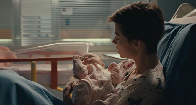 	Na dobre i na złe odc. 959 finał sezonu. Blanka (Pola Gonciarz), jej córka Nina (Michalina Grot)