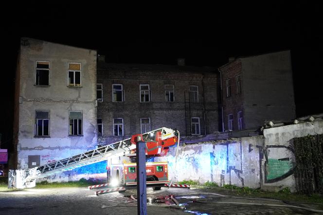 Pożar przy ul. Dąbrowskiego w Białymstoku. Strażacy gaszą budynek w centrum miasta