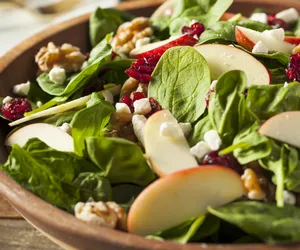 Suplementy zastąp sałatką. Połącz szpinak, jabłka i orzechy w pysznej i zdrowej przekąsce