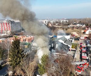 Potężny pożar domu parterowego w Warszawie. Gęsty dym widać było z kilku kilometrów