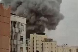 Wielki atak na Izrael! Na zdjęciach widać, jak rakieta trafia w blok