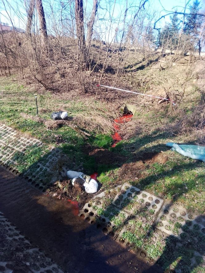 Woda w potoku Wątok w Tarnowie zmieniła kolor na czerwony. Policja prowadzi śledztwo