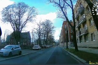 5-latka wbiegła wprost pod nadjeżdżający autobus. Wstrząsające nagranie 