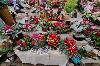 Ile kosztują bombki, choinki i ozdoby świąteczne w Krakowie? Sprawdziliśmy ceny na miejskich targowiskach [GALERIA]