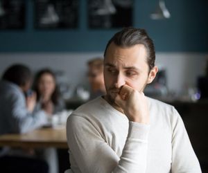 Jak pokonać natłok myśli? Psycholog kliniczny zdradza 3 wskazówki 