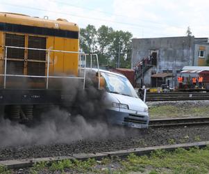 Pociąg masakruje osobowego busa na przejeździe kolejowym
