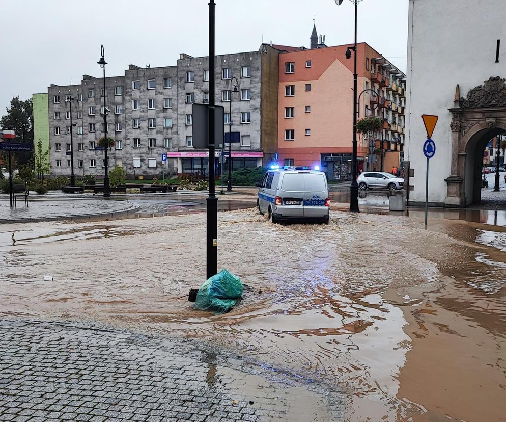 Ewakuacja Nysy odwołana. Opolska policja pilnuje miasta przed szabrownikami