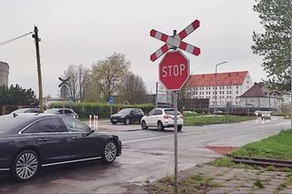 Znak STOP na ul. Lechickiej w Koszalinie pojawił się jeszcze przed sezonem Wąskotorówki. Dlaczego? 