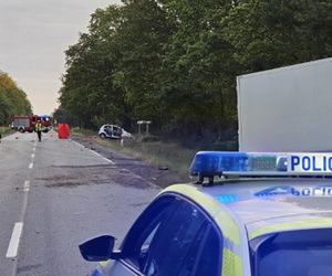 Śmiertelny wypadek na DK 12 pod Piotrkowem Tryb. Kierujący chevroletem wjechał pod tira [ZDJĘCIA]