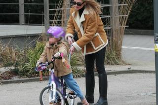 Kasia Tusk uczy córeczkę jeździć na dwukołowym rowerku