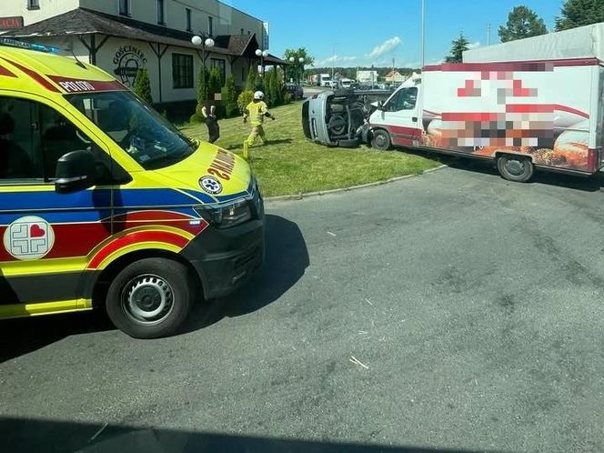 Zablokowana DK 12 w Kąkolewie koło Leszna. Po kolizji z udziałem dwóch samochodów