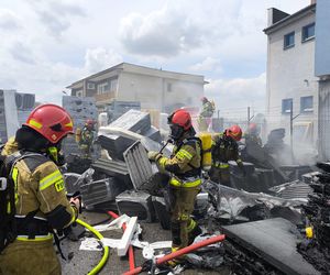 Pożar w składzie budowlanym w Tarnowie. Na miejscu pracuje ponad 40 strażaków