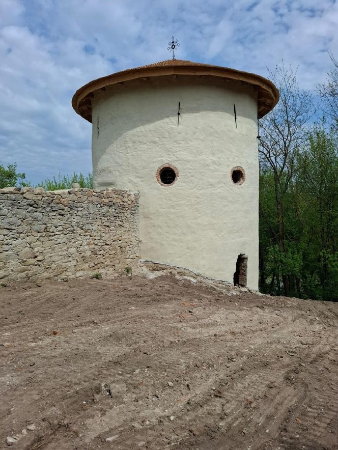 Baszta w Nowych Kicharach (gm. Dwikozy) po remoncie