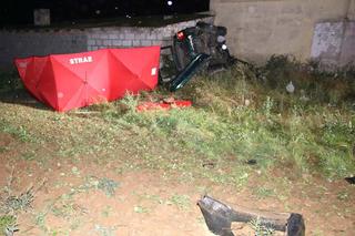 Śmiertelny wypadek w powiecie radziejowskim. Samochód dachował i uderzył w budynek! [ZDJĘCIA]