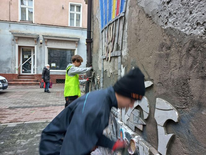 Balonowa mozaika w centrum Leszna gotowa. Prezydent podziękował uczniom i ich opiekunowi