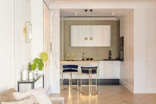 Eleganckie mieszkanie w beżach, bieli i złocie