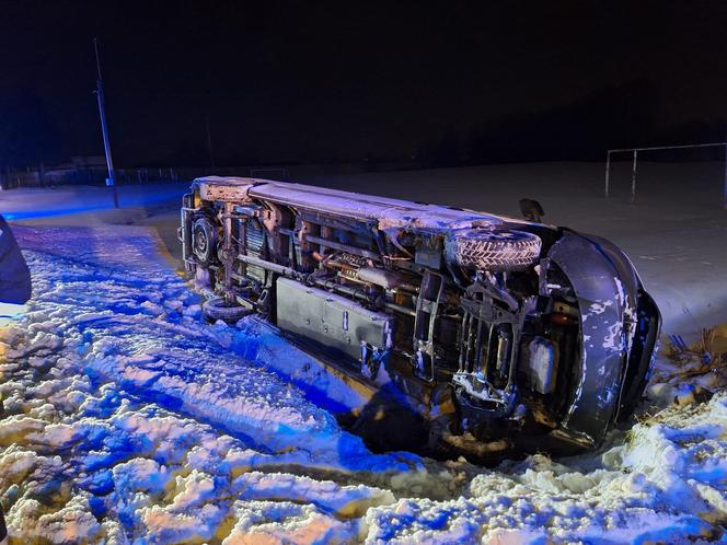 UWAGA ślisko! W Kałkowie bus wypadł z drogi i przewrócił się na bok