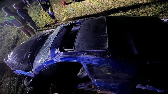 Próbował zapalić papierosa za kierownicą. Auto wylądowało w rowie