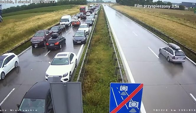 Jechali na A4 pod prąd "korytarzem życia". Namierzyła ich policja.