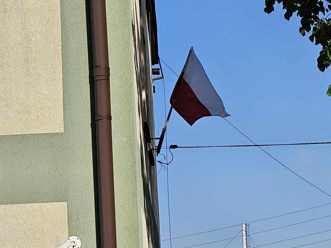 Mieszkąńcy Podkarpacia zaczynaja majówke od wywieszenia flagi