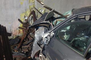 Samochód wbił się w budynek. 30-latek zginął na miejscu, pasażer walczy o życie