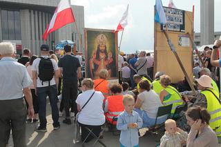 Tłum pielgrzymów w Warszawie. Wierni przybyli na beatyfikację kard. Stefana Wyszyńskiego