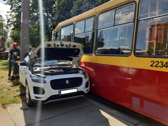 Łódź: Wypadek na Limanowskiego. Zderzenie tramwaju z samochodem wyglądało naprawdę groźnie