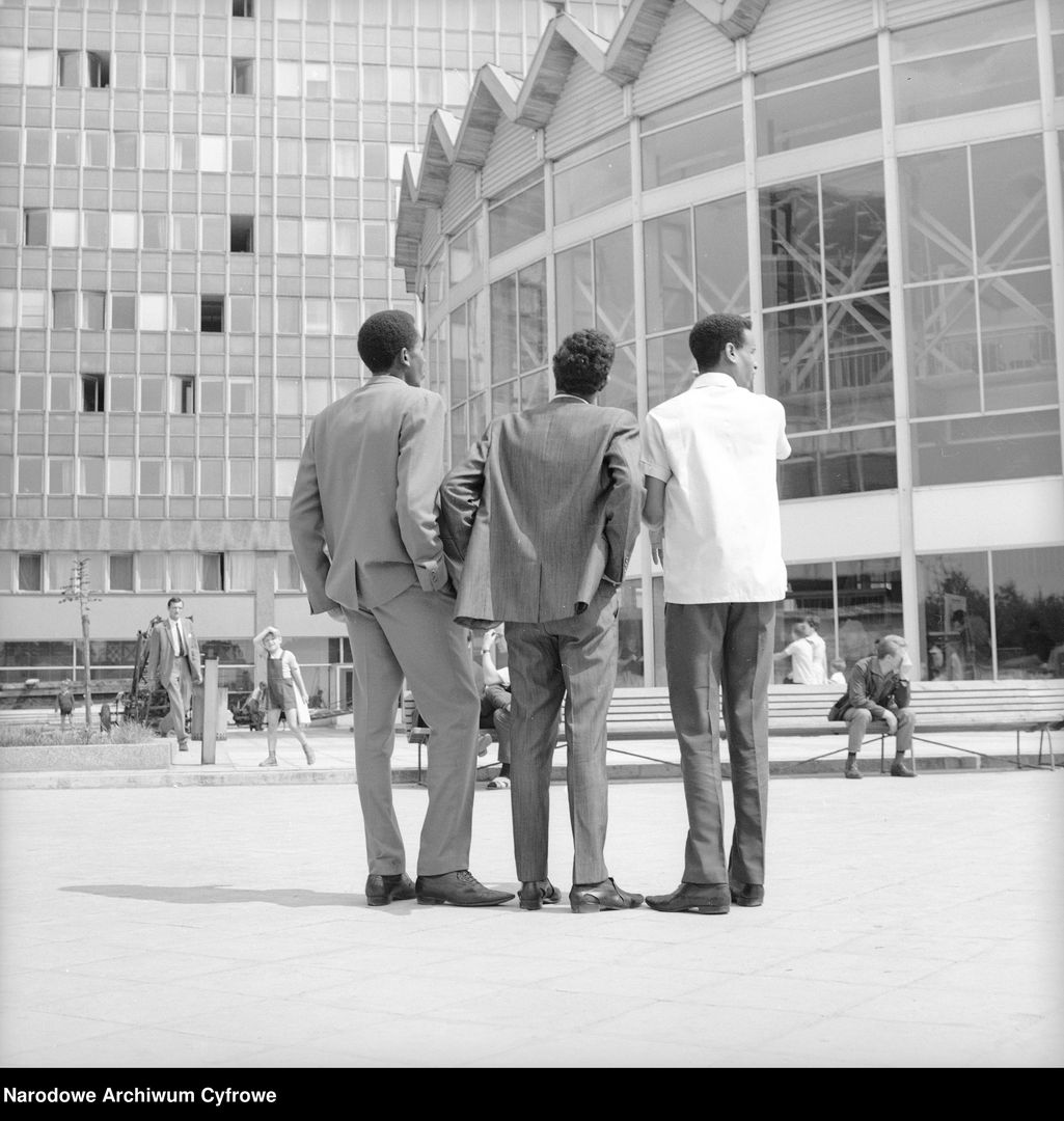Rotunda PKO. Obcokrajowcy zwiedzający Warszawę
