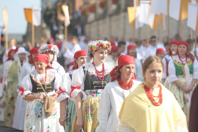 Tysiące kobiet i dziewcząt na pielgrzymce do Piekar Śląskich. "Jestem w Kościele, więc idę"