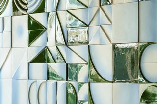 Wielkoformatowa ceramika Pani Jurek w nowym biurze Colliers w Warszawie