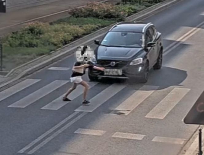  Łódź. Kobieta potrącona na przejściu. Patrzyła nie na drogę, tylko w telefon [ZDJĘCIA]