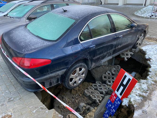 Gdańsk. Pod samochodem powstała dziura w ziemi