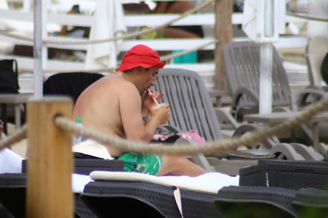 Michał Koterski na plaży z rodziną