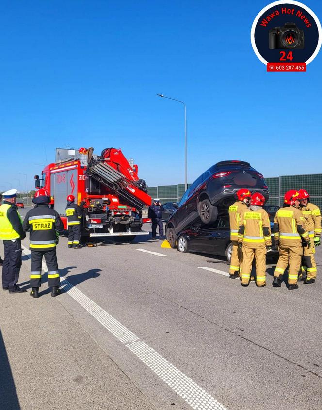  Gigantyczna kraksa pięciu samochodów na moście Południowym. Auto wjechało na dach drugiego!