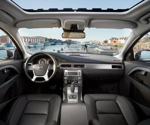 Jakimi samochodami jeżdżą kandydaci na prezydenta 2025? Sprawdziliśmy, co stoi w ich garażach!