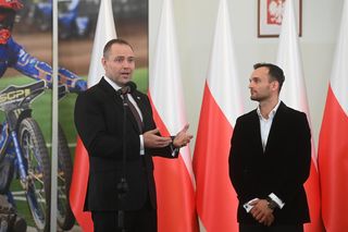 Prezydent RP Karol Nawrocki oraz indywidualny i drużynowy mistrz świata na żużlu Bartosz Zmarzlik