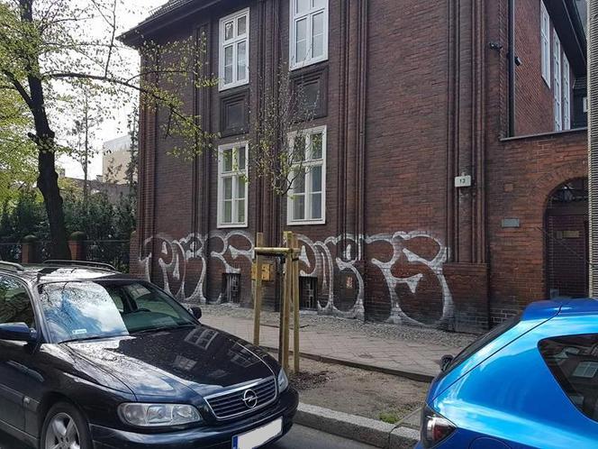 Wandale pomazali mur wokół kościoła na Łazarzu