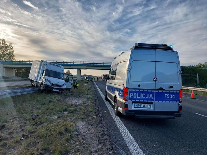 Stemplew. Śmiertelny wypadek na A2. W karambolu zginęła kobieta, wiele osób rannych [ZDJĘCIA]