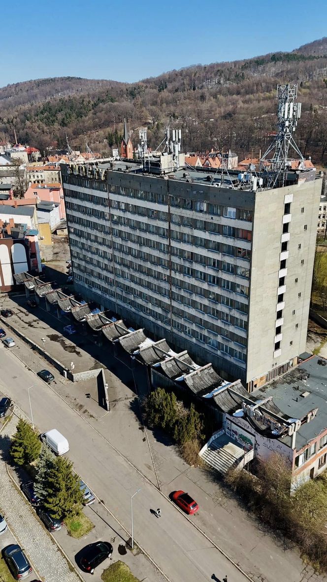 Kiedyś przyjeżdżali tu znani ludzie z całej Polski. Dziś, ogromny hotel z PRL-u stoi opuszczony w Wałbrzychu 