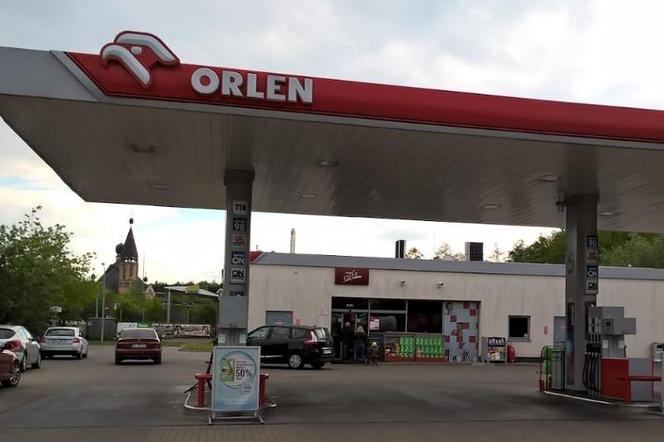 Tyle powinien kosztować litr benzyny na stacjach w Polsce?! Sprawdź o ile zaniżane są ceny paliwTyle powinien kosztować litr benzyny na stacjach w Polsce?! Sprawdź o ile zaniżane są ceny paliw