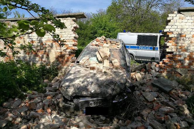 Niecodzienny wypadek w Jarosławiu na Podkarpaciu: Rozpędzone audi uderzyło w klasztor