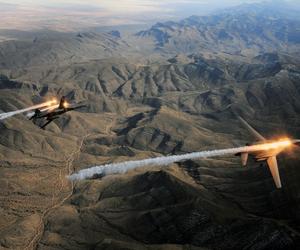 Dwa bombowce B-1B Lancer odpalają flary