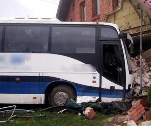 Koszmarny wypadek na DK 25 pod Bydgoszczą! Autobus wbił się w dom [ZDJĘCIA]