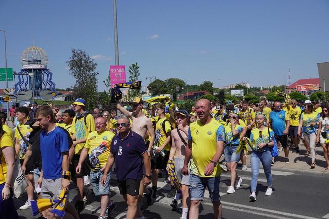 Przemarsz kibiców Stali Gorzów przed meczem z Falubazem Zielona Góra