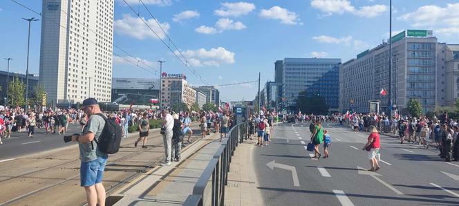 80. rocznica wybuchu Powstania Warszawskiego. 80. rocznica Powstania Warszawskiego. Godzina "W" w Warszawie. Tak mieszkańcy oddali hołd bohaterom